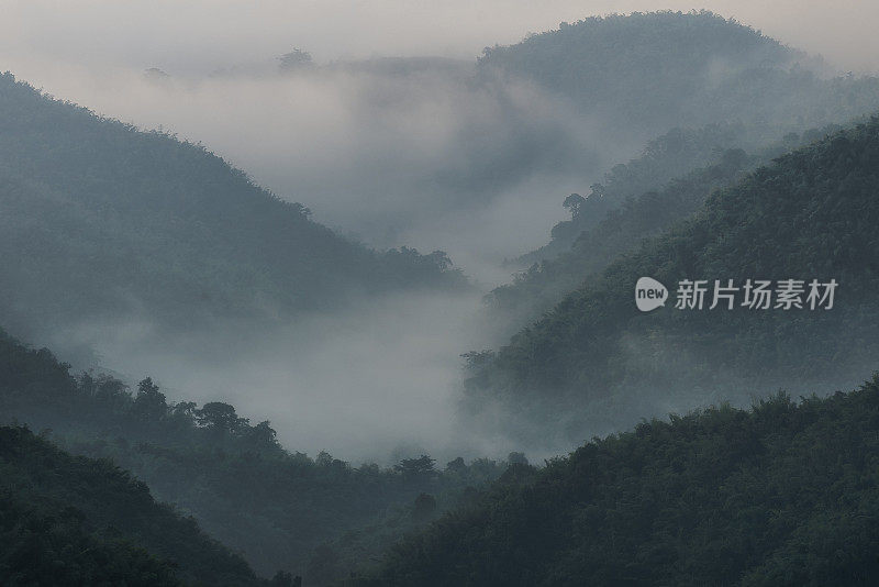 泰国清迈省Doi Chiang Dao日出时的美丽景色。